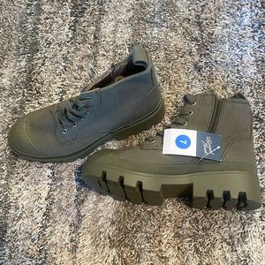 Universal Thread boots